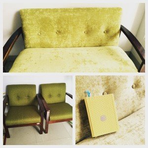 Sambil duduk- duduk di teras rumah, si mamang sofa ngasih pilihan kulit, bahan dan warna sofa. Tahun ini ngga tau kenapa aku suka sama warna kuning, kuning kunyit dan lime. Nah setelah duduk dan milih2, ternyata yang menarik dan available cuma warna Lime...😍Hmm. Itu baru buat long sofa nya. Pilih2 lagi deh untuk single sit nya. Karena suka banget sama sesuatu yang vintage, aku tertarik sama warna hijau berpattern. Akhirnya deal sama si mamang dan dia janji untuk kerjain sofa ini besok hari.